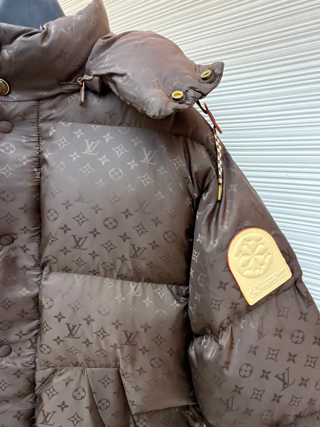 LOUIS VUITTON SKI ski series printed down jacket ●Original version: 35000 purchased and developed ●Item number: 1682303-C75 ●Fabric: white goose down fabric ●Technology: mechanical down filling ●Color: brown ●Version: fitted version ●Weight: about 1750 grams ●Size: 48-50-52-54 ●Description: This LV dark pattern down jacket is made of customized jacquard fabric technology: the body is made of high-gloss nylon material, and the whole body is embossed with Monogram dark pattern. The seamless fusion of pattern and fabric is achieved through fine heat pressing technology, which has both texture and recognition. It adopts zoned down-filling quilting technology, and divides the down-filling areas according to ergonomics to ensure warmth. At the same time, it avoids bloat; the hooded design is equipped with an adjustable drawstring (with leather trim), and the double-button closure on the collar enhances windproofness. The pockets are three-dimensional patch pockets + hidden snap button structure. The cuffs and hem are edged with elastic ribs. The metal snap buttons in the details echo the brand logo. The overall body is adapted to a variety of body shapes through 3D three-dimensional tailoring, taking into account functionality and luxury. The overall wiring is straight and delicate, the fabric is comfortable and soft, and the color is consistent without color difference. It can be matched with the same style to create a fashionable look and control various occasions. Customized accessories, complete with three standards, same style for men and women!